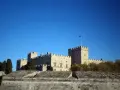 Pałac Wielkich Mistrzów na Rodos, imponująca twierdza z kamienia, dumnie wznosi się pod błękitnym niebem.