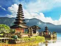 Piękny świątynny kompleks na wodzie, Pura Ulun Danu Bratan, na wyspie Bali. Kontynent Bali zachwyca.