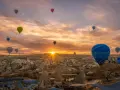 Balony unoszą się nad skalistym krajobrazem Kapadocji, tworząc magiczny widok. To miasto w skale w Turcji budzi zachwyt.