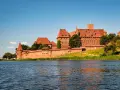 Potężny zamek w Malborku, największa ceglana twierdza Europy. Poznaj zamek w Malborku ciekawostki i jego historię.