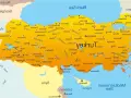 Mapa pokazuje, gdzie leży Turcja, otoczona przez Morze Czarne, Morze Śródziemne i sąsiadująca z Grecją, Bułgarią, Gruzją, Armenią, Iranem, Irakiem i Syrią.