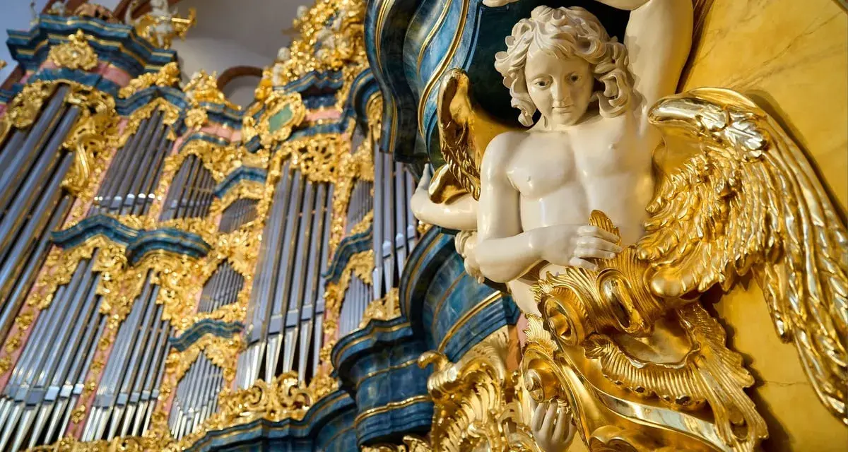 Anioł zdobiący organy w kościele św. Elżbiety we Wrocławiu, gotowy do koncertu.