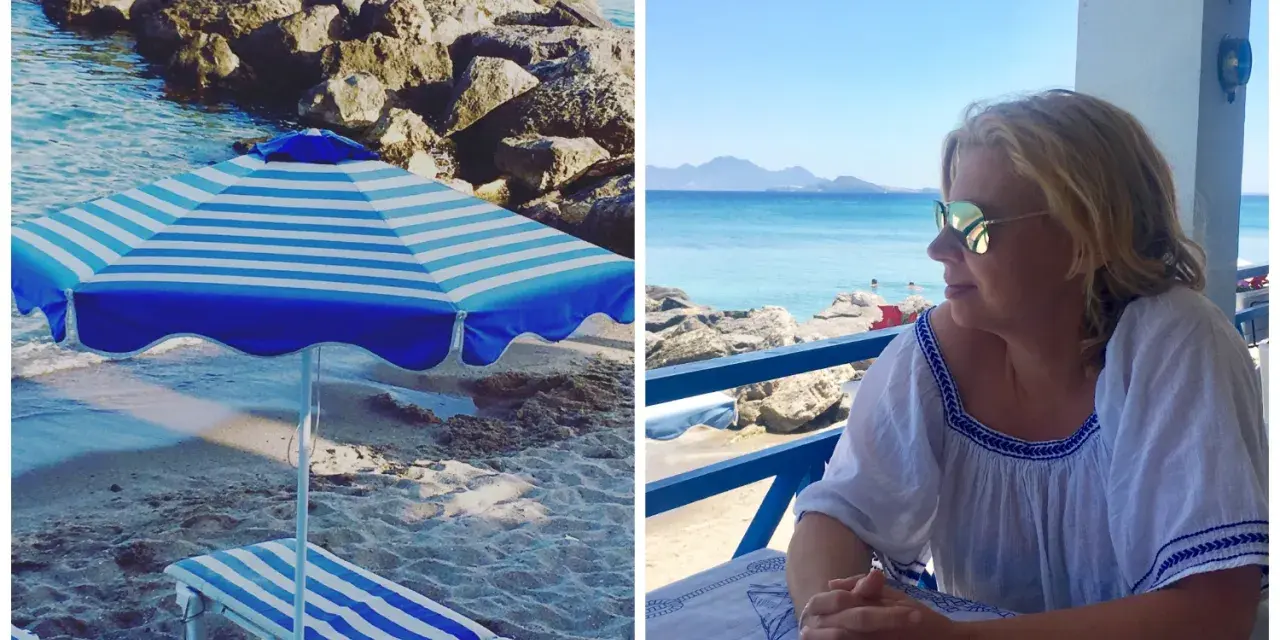 Słońce, plaża i błękitne morze – idealne wakacje na Kos w Grecji. Kobieta w okularach przeciwsłonecznych relaksuje się przy stoliku z widokiem na wybrzeże.