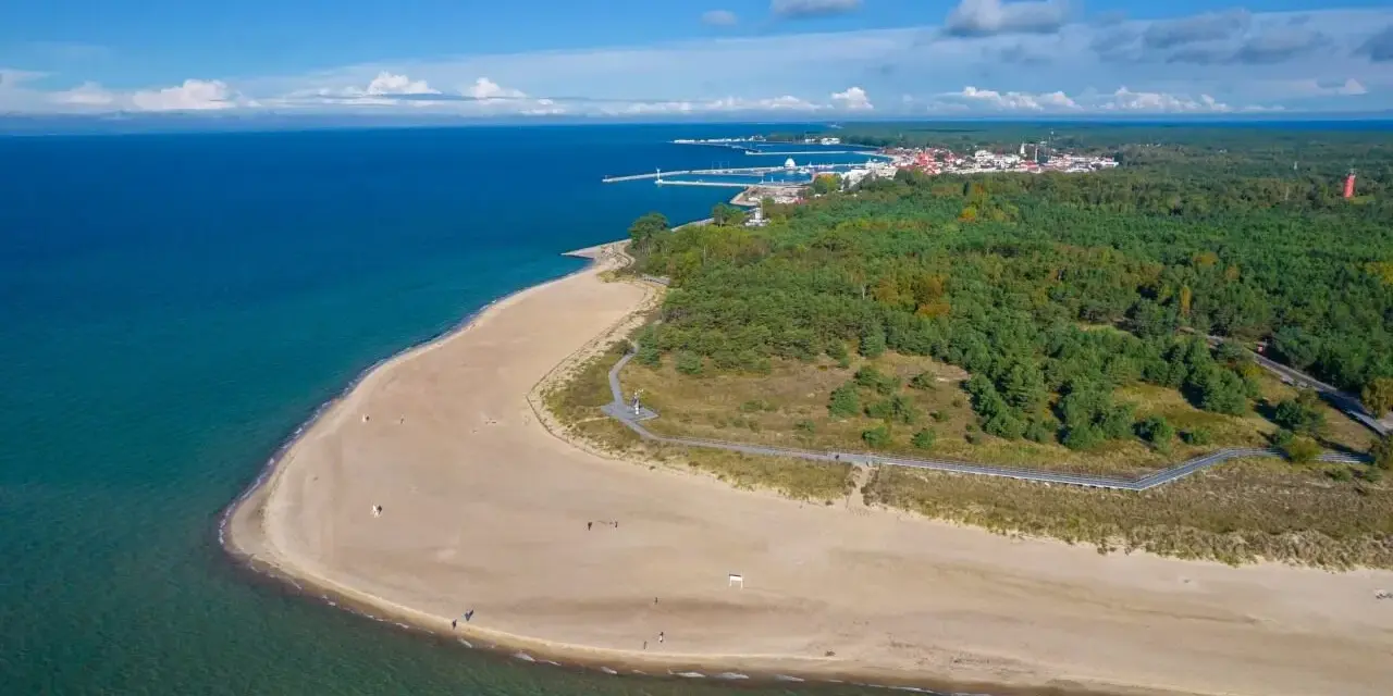 Hel: plaża, las i miasteczko. Spacer po wydmach i podziwianie widoków to hel atrakcje za darmo.