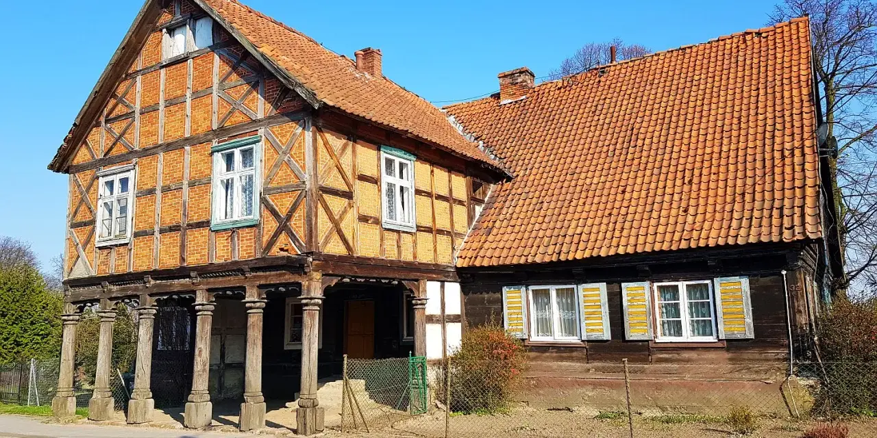 Tradycyjne domy na palach na Żuławach Wiślanych – jedne z najciekawszych atrakcji regionu.