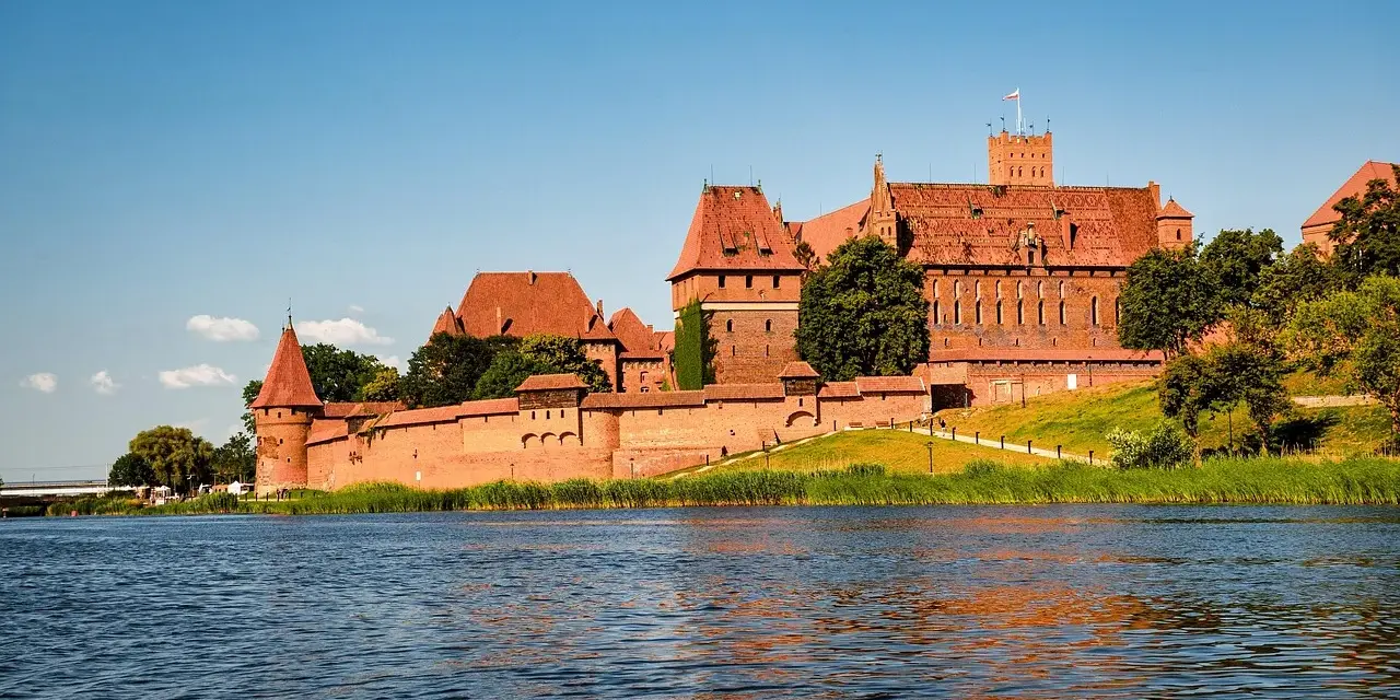 Potężny zamek w Malborku, największa ceglana twierdza Europy. Poznaj zamek w Malborku ciekawostki i jego historię.