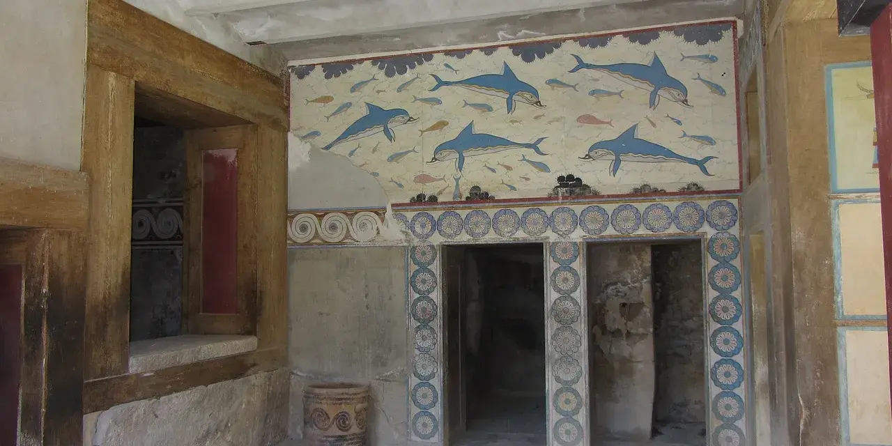 Malowidło z delfinami i rybami zdobi ściany pałacu w Knossos, gdzie według legendy znajdował się labirynt Minotaura.