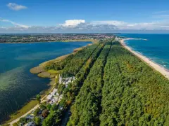 Widok z lotu ptaka na Półwysep Helski, który ma ok. 34 km długości, z lasem, plażą i Zatoką Pucką.