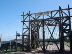 Brama obozu koncentracyjnego Natzweiler-Struthof. Ciekawostki o Stutthofie i innych miejscach pamięci.