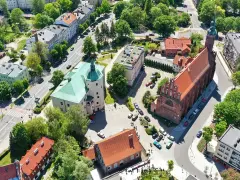 Słupsk atrakcje na weekend: zamek Książąt Pomorskich z zielonym dachem i ceglany kościół z wieżą.