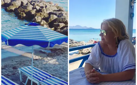 Słońce, plaża i błękitne morze – idealne wakacje na Kos w Grecji. Kobieta w okularach przeciwsłonecznych relaksuje się przy stoliku z widokiem na wybrzeże.