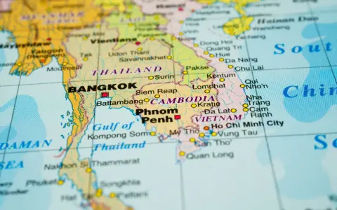 Mapa Azji z zaznaczonymi Tajlandią, Kambodżą i Wietnamem. Widoczne stolice: Bangkok, Phnom Penh.