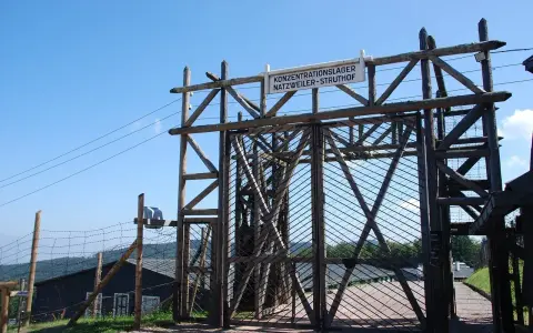 Brama obozu koncentracyjnego Natzweiler-Struthof. Ciekawostki o Stutthofie i innych miejscach pamięci.