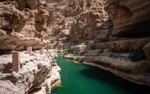 Wadi Shab w Omanie, z turkusową wodą i skalnymi ścianami, to jedna z wielu atrakcji tego kraju. Oman ciekawostki.