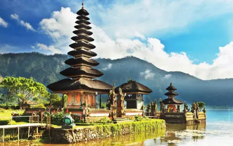Piękny świątynny kompleks na wodzie, Pura Ulun Danu Bratan, na wyspie Bali. Kontynent Bali zachwyca.