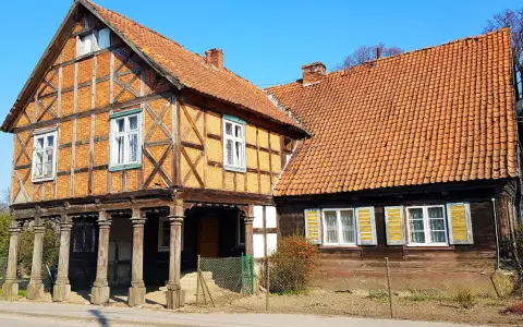 Tradycyjne domy na palach na Żuławach Wiślanych – jedne z najciekawszych atrakcji regionu.