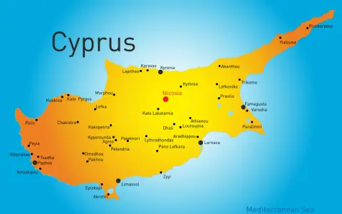 Mapa Cypru z zaznaczonymi miastami: Nikozja, Limassol, Larnaka, Famagusta. Pozwala zobaczyć, gdzie jest Cypr.