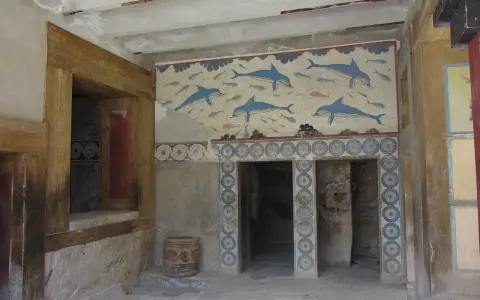 Malowidło z delfinami i rybami zdobi ściany pałacu w Knossos, gdzie według legendy znajdował się labirynt Minotaura.