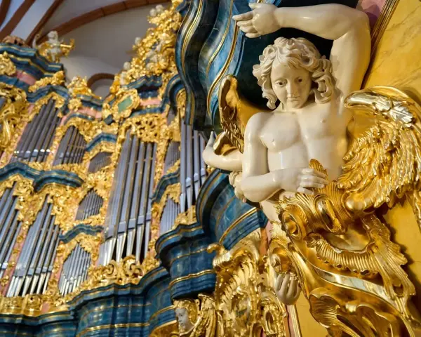 Anioł zdobiący organy w kościele św. Elżbiety we Wrocławiu, gotowy do koncertu.