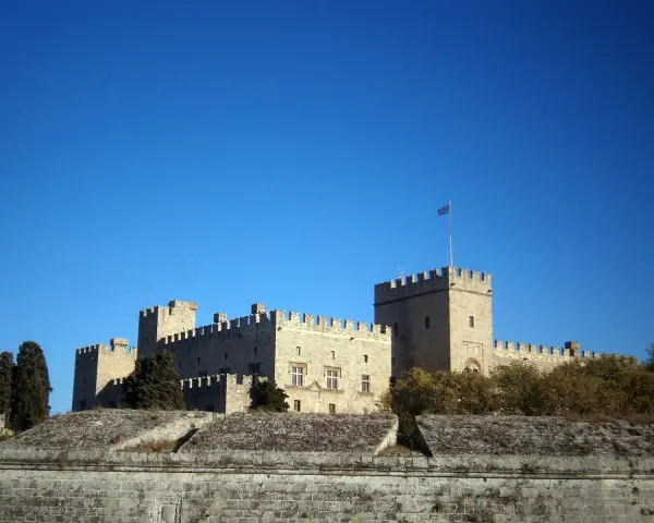 Pałac Wielkich Mistrzów na Rodos, imponująca twierdza z kamienia, dumnie wznosi się pod błękitnym niebem.