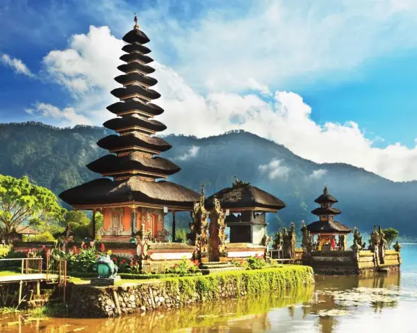 Piękny świątynny kompleks na wodzie, Pura Ulun Danu Bratan, na wyspie Bali. Kontynent Bali zachwyca.