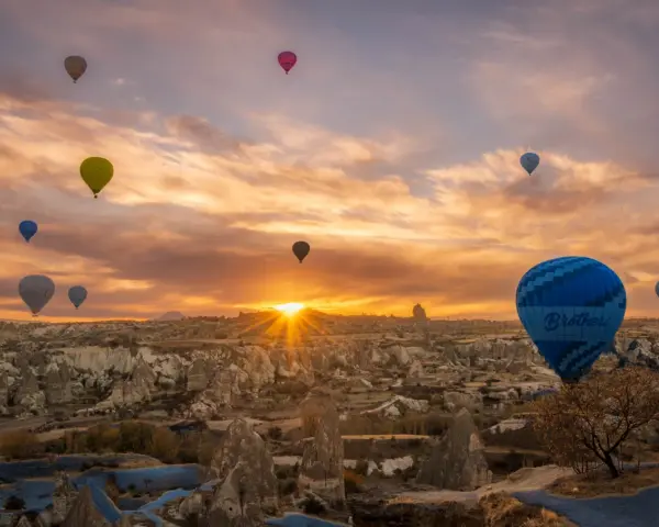 Balony unoszą się nad skalistym krajobrazem Kapadocji, tworząc magiczny widok. To miasto w skale w Turcji budzi zachwyt.