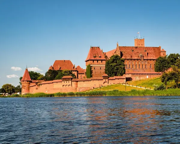 Potężny zamek w Malborku, największa ceglana twierdza Europy. Poznaj zamek w Malborku ciekawostki i jego historię.