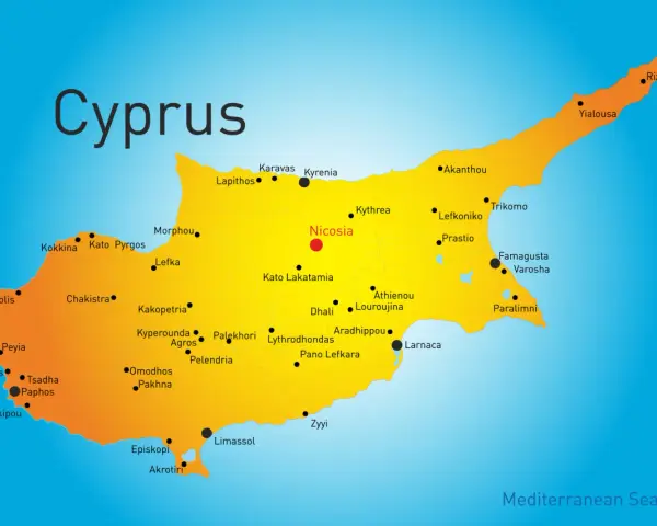 Mapa Cypru z zaznaczonymi miastami: Nikozja, Limassol, Larnaka, Famagusta. Pozwala zobaczyć, gdzie jest Cypr.