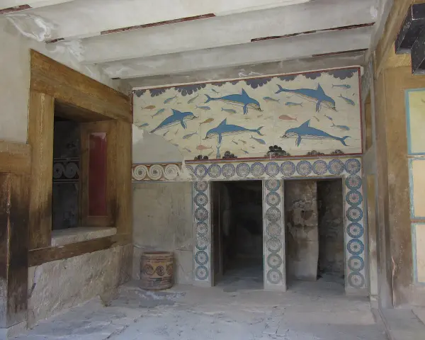 Malowidło z delfinami i rybami zdobi ściany pałacu w Knossos, gdzie według legendy znajdował się labirynt Minotaura.