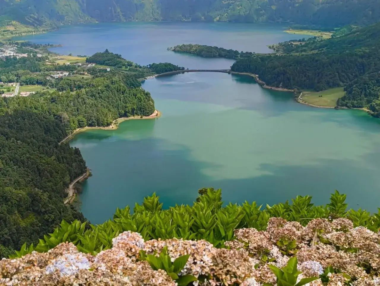Widok na jezioro Sete Cidades na Azorach. Idealne miejsce na wakacje, z bujną zielenią i turkusową wodą.