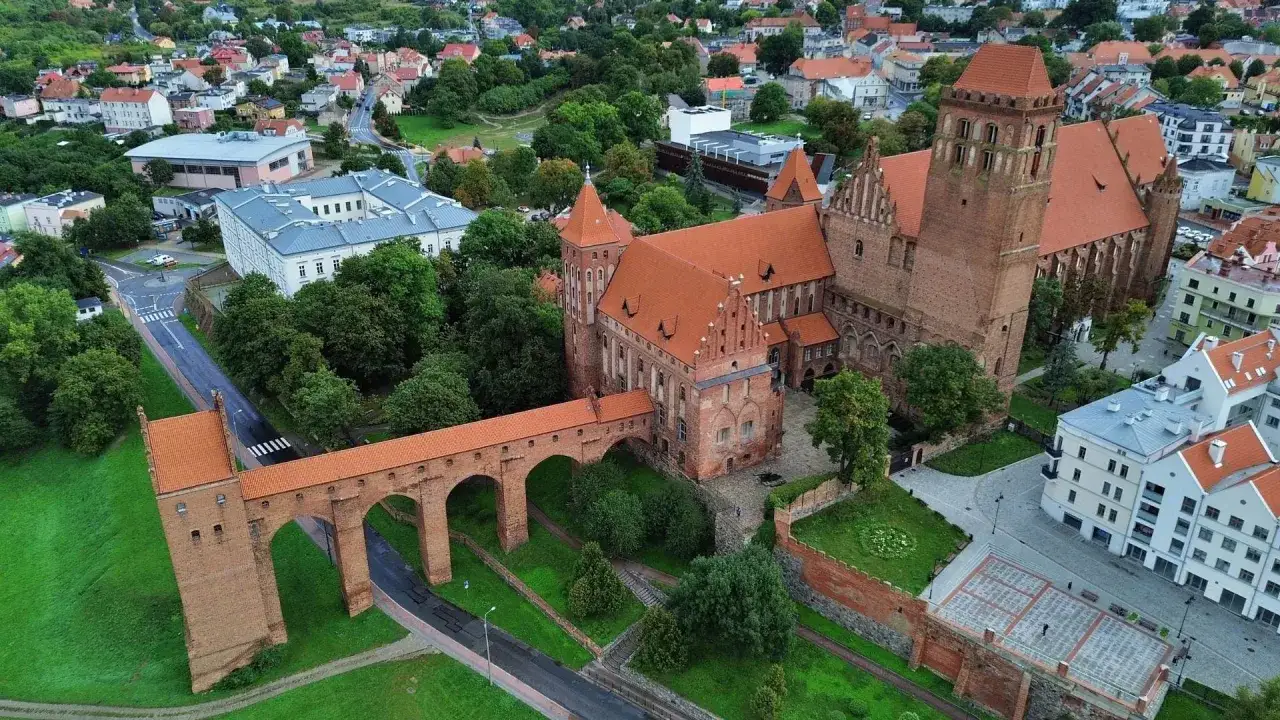 Zamek w Kwidzynie z charakterystycznym gdaniskiem i mostem. Ciekawostki o tej budowli przyciągają turystów.