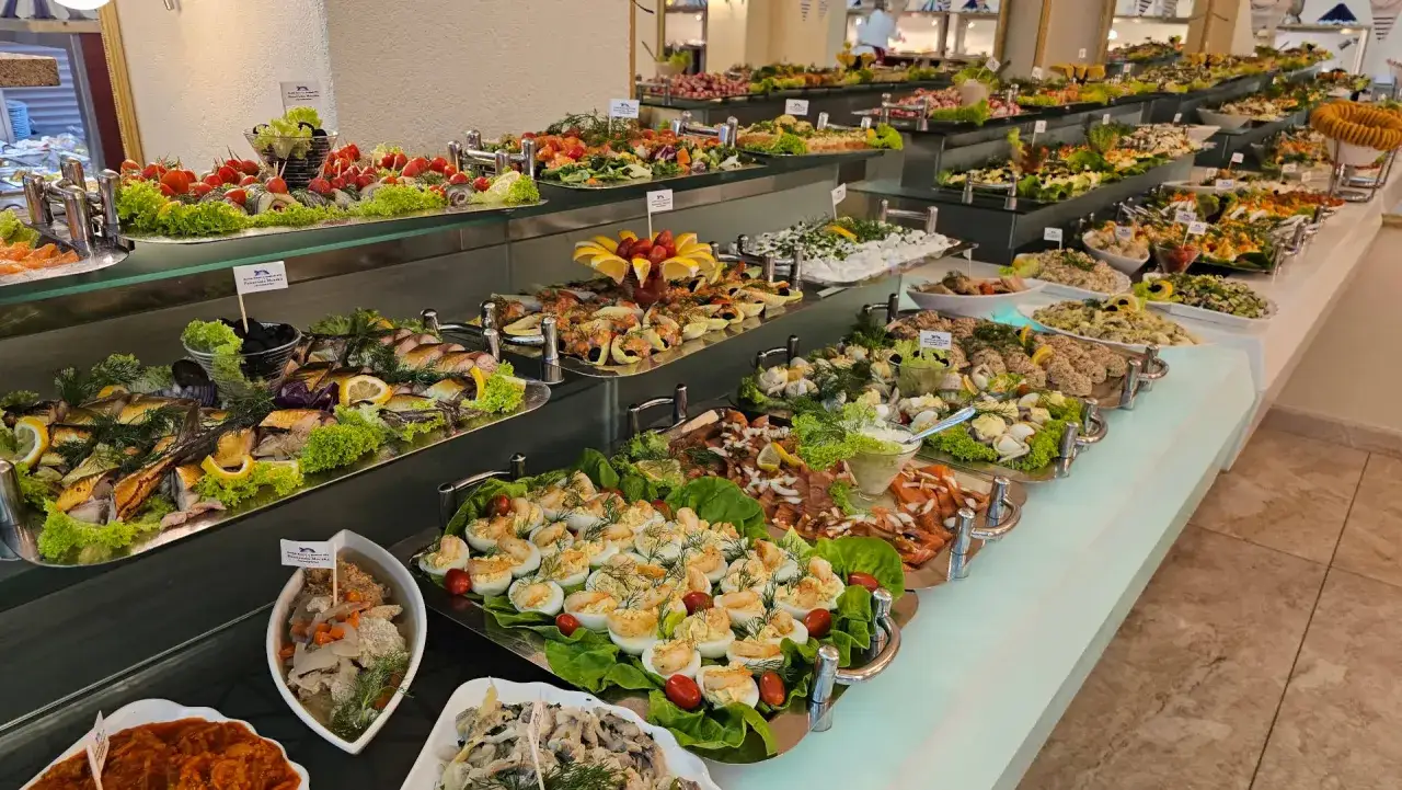 Bogaty bufet all inclusive light: ryby, jajka faszerowane, sałatki i przekąski.