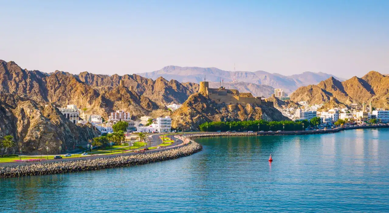 Oman ciekawostki: Fort Al-Mirani góruje nad zatoką i miastem, otoczonym skalistymi górami. Widok zapiera dech!