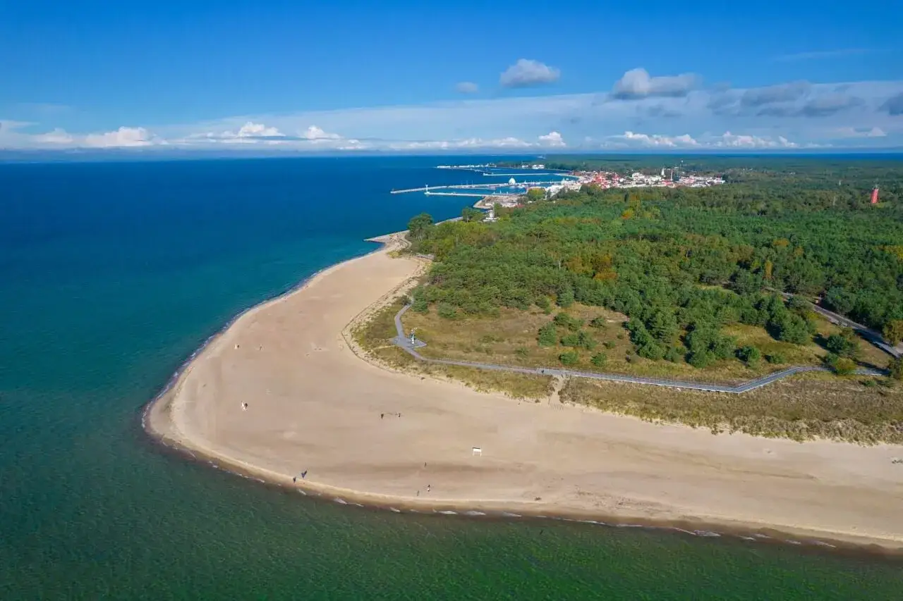 Hel: plaża, las i miasteczko. Spacer po wydmach i podziwianie widoków to hel atrakcje za darmo.