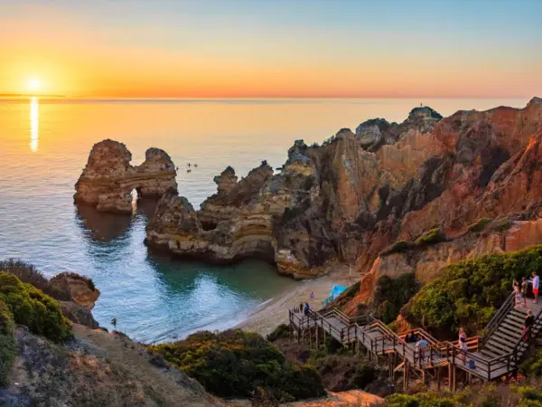 Zachód słońca nad skalistym wybrzeżem Algarve. Portugalia, jakie morze? To Atlantyk, który tworzy tu malownicze zatoczki i łuki skalne.