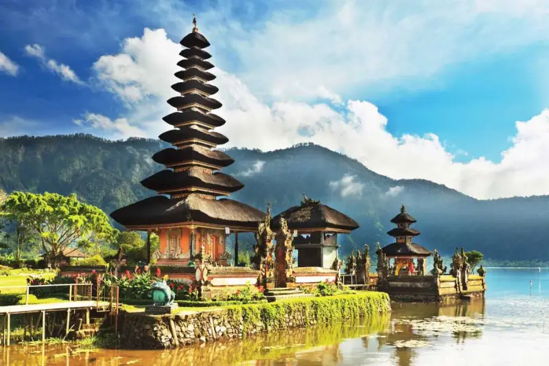 Piękny świątynny kompleks na wodzie, Pura Ulun Danu Bratan, na wyspie Bali. Kontynent Bali zachwyca.