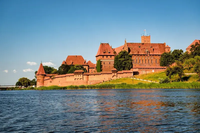 Potężny zamek w Malborku, największa ceglana twierdza Europy. Poznaj zamek w Malborku ciekawostki i jego historię.