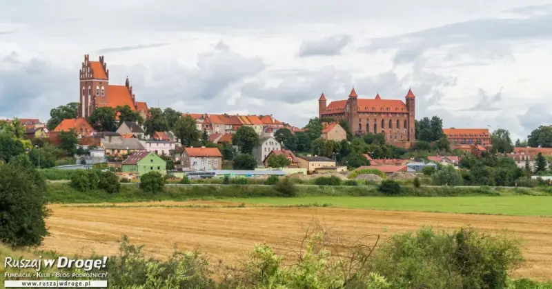 Malowniczy krajobraz z zamkiem i kościołem, idealne miejsce na rodzinne wycieczki. Gniew oferuje atrakcje dla dzieci i dorosłych.